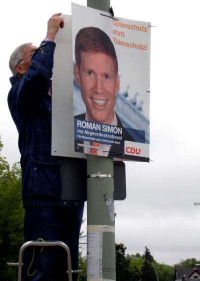 fleiiges Plakate hngen am 31.07.2011