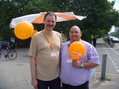 frhliche Gesichter beim CDU Prsent am 14.05.2011 vor Reichelt in der Hildburghauser Strae in Marienfelde, hier unsere fleissigen Wahlkmpfer Martin Wust und Torsten Engel.