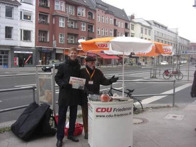 Der Walther-Schreiber-Platz bildet das sdliche Ende des Berliner Ortsteils Friedenau zu Steglitz. Die Grenze der beiden Ortsteile verluft in Verlngerung der Bornstrae. Er ist ein innerstdtischer Verkehrsknotenpunkt 