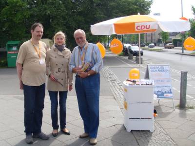 freundliche Gesichter beim CDU Prsent am 14.05.2011 vor Reichelt in der Hildburghauser Strae in Marienfelde