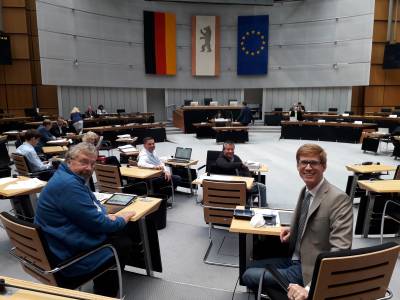 Heute im Hauptausschuss des Berliner Parlaments wird einmal mehr deutlich: Die Grnen sind echte Spabremsen - der grne Bezirksbrgermeister von Mitte erzhlt doch wirklich eine Baugenehmigung wrde der Nutzung des Strandbad Pltzensee durch mehr als 300 Personen und nach 22 Uhr verhindern.