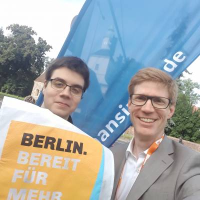 Wir waren frhs gegenber der Dorfkirche Alt-Mariendorf; viele Kontakte und viel Zuspruch