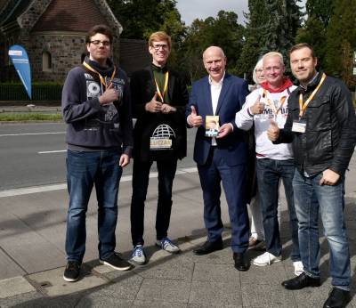 Whrend andere Mittagspause machen, sind wir mit Kai Wegner und vielen anderen gegenber der Dorfkirche Alt-Mariendorf unterwegs. Unsere Botschaft: Berlin. Bereit fr einen Neustart.
