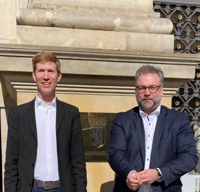 Roman Simon, MdA, und Stephan Standfu, MdA, (v.l.n.r) nach der Sitzung des Sportausschusses. In dieser haben wir beide fr die CDU deutlich gemacht, dass wir anders als der rot-grn-rote Senat nicht akzeptieren werden, dass das geplante Multifunktionsbad in Mariendorf nun doch nicht gebaut werden soll. (11.03.2022)