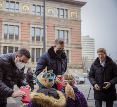 Christus segne dieses Haus! - Besuch der Sternsinger vor dem Abgeordnetenhaus. (12.01.2022)
 