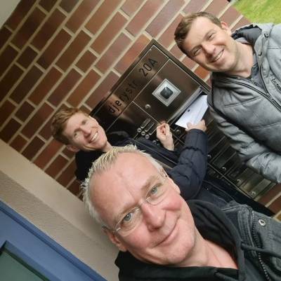 Verteilung eines eines Infoschreibens  von Dr. Jan-Marco Luczak MdB, das Tino Lahmer, Stefan Flemming und ich verteilen zum Thema 