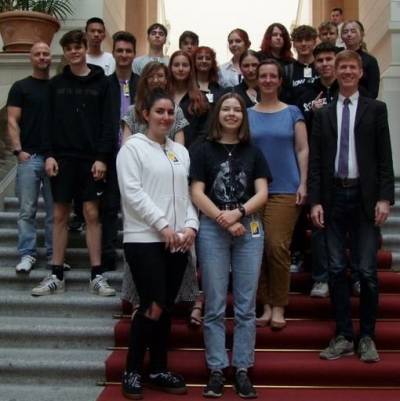Gruppenfoto mit dem Grundkurs Politik (2. Semester) des Manfred-von-Ardenne Gymnasium auf dem roten Teppich. Schn, dass Ihr da wart und Euch fr Politik interessiert - bleibt so; das ist richtig wichtig fr unsere Gesellschaft! (10.06.22)