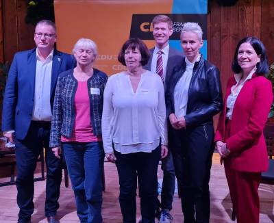 Pflegefamilien besser untersttzen: Austausch initiiert von der CDU
. Es gibt viele, viele Stellschrauben und wir wollen sie uns auf allen Ebenen - in den Bezirken, in Berlin und in Deutschland - vornehmen und im Sinne der Familien und der Kinder bewegen!