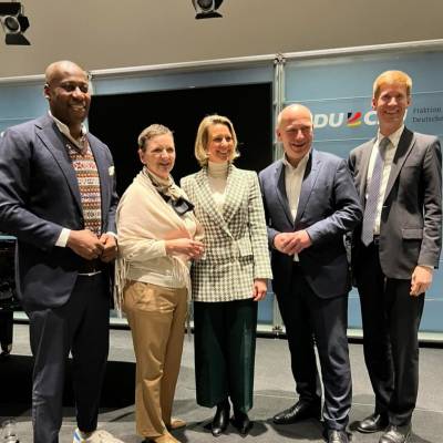 Gute Laune beim kulturpolitischen Jahresauftakt nach kurzweiliger Erffnung durch Thomas Heilmann, einer tollen Laudatio von Kai Wegner auf Monika Grtters, einem inspirierenden Beitrag von Monika Grtters und ganz tollen musikalischen Einlagen von Francesca Paratore.
Danke fr den schnen Nachmittag und viele tolle Gesprche!