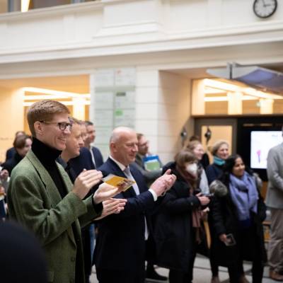 Sternsinger wurden von Kolleginnen und Kollegen und Mitarbeiterinnen und Mitarbeitern des Hauses und der Fraktionen begrt. Die Kinder brachten den Segen 