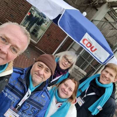 So ein bisschen Klte bringt uns von der CDU-Tempelhof-Schneberg nicht aus der Fassung: Wichtig sind dann aber warme Handschuhe (hatten wir alle...). Gute Gesprche am Stand der CDU-Berlin und richtig frhliche Stimmung.