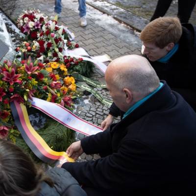 Jhrliche Gedenkveranstaltung  (07. Februar 2023) an dem Tag, an dem Hatun Src vor 18 Jahren von ihrem Bruder ermordet worden ist. Kai Wegner und ich legten fr die CDU-Fraktion-Berlin einen Kranz am Gedenkstein nieder. Auch die Bezirksamtsmitglieder aus Tempelhof-Schneberg waren vollstndig da: Ein starkes Zeichen gegen Zwang und Unterdrckung und fr die Freiheit des Einzelnen.