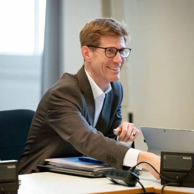 An einem solchen Tag strahlt man nicht nur einmal: Ich durfte bei der ersten Sitzung am 14. Mrz, der Arbeitsgruppe Bildung, Jugend und Familie mitwirken, die ber die Koalitionsvereinbarung zwischen der CDU Berlin und der SPD Berlin verhandelt.