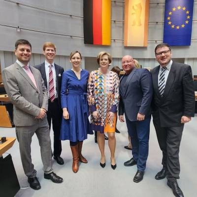 Die erste Sitzung des Abgeordnetenhauses am 16. Mrz von Berlin nach der Wahlwiederholung am 12. Februar.
Es ist mir eine groe Ehre und Freude, weiterhin das Volk zu reprsentieren. Ich bin erfreut, dass wir nun fnf Abgeordnete der Christlich Demokratischen Union Tempelhof-Schneberg sind. Und ich bin erfreut, dass wir nun Cornelia Seibeld als Prsidentin des Abgeordnetenhauses von Berlin haben.