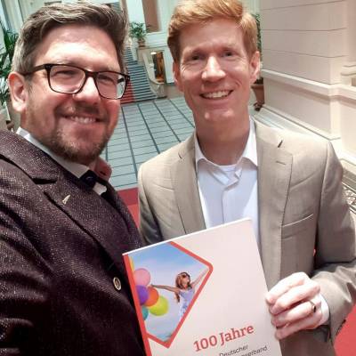 Whrend einer kurzen Pause in den Koalitionsverhandlungen zwischen CDU und SPD in Berlin haben Sebastian Heimann und ich uns in der Arbeitsgruppe fr Bildung, Jugend und Familie ausgetauscht.