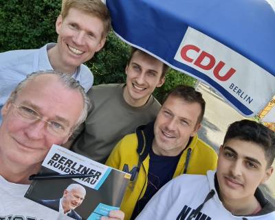 Perfektes Wetter fr eine Straenaktion: CDU Tempelhof-Schneberg im Austausch mit Berliner Rundschau, dem CDU Magazin.