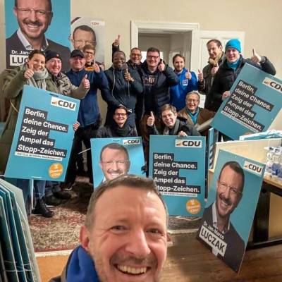 Das Bundesverfassungsgericht hat entschieden, dass die Bundestagswahl in Berlin teilweise wiederholt werden muss. Der Wahltermin ist am 11. Februar. Hier bereiten wir uns am 02.01 vor, um das Vertrauen der Brgerinnen und Brger fr unseren Bundestagsabgeordneten Dr. Jan-Marco Luczak zu werben. 