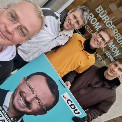 Nicht wirklich ausgeschlafen, aber frhlich und motiviert, hngen wir direkt am 02.01 die Plakate der CDU Tempelhof-Schneberg fr die Bundestagswahlwiederholung auf. 