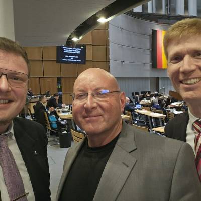 Strahlende Gesichter bei Frank Luhmann und Scott Krber von der CDU-Fraktion-Berlin whrend der heutigen (01.02) Plenarsitzung im AGH Berlin.