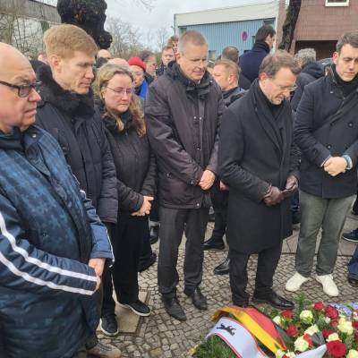 Am 7. Februar 2024 richtete Kai Wegner, CDU, als amtierender Regierender Brgermeister erstmals Worte des Gedenkens am Todestag von Hatun Src an uns und an alle Berlinerinnen und Berliner, genau an dem Ort, an dem sie ermordet wurde. Ebenso sprach Cansel Kiziltepe als erste Senatorin fr Gleichstellung bei der Gedenkveranstaltung. Vielen Dank an den Berliner Senat fr die hohe Prioritt, die diesem wichtigen Gedenken eingerumt wird.