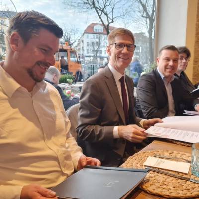 Am 20. Mrz 2024 fand eine intensive Diskussion der CDU Friedenau statt: Unsere CDU ist die Partei mit den meisten Mitgliedern aller Parteien in Deutschland und hat nun seit etlichen Jahren auch Mitgliederbeauftragte. Wie Henning Otte, MdB, es prima auf den Punkt bringt: Die Menschen machen unsere Partei aus; jede und jeder Einzelne bereichert sie. Ausfhrlich haben wir auch ber den vorliegenden Entwurf des Grundsatzprogramms und die vielen Beteiligungsmglichkeiten fr Mitglieder bei der Erarbeitung des Programms gesprochen.