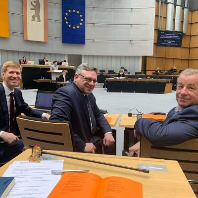 Am 21. Mrz 2024 herrschte fabelhafte Stimmung nach der richtig guten Rede von Christian Zander, der heute in der Sitzung des Abgeordnetenhauses Berlin zur Prioritt unserer CDU-Fraktion Berlin zum Thema Rechtssicherheit auch fr ambulante Pflegedienste gesprochen hat. Es ging um die Erstattung erbrachter Leistungen im Falle der Rechtsnachfolge.