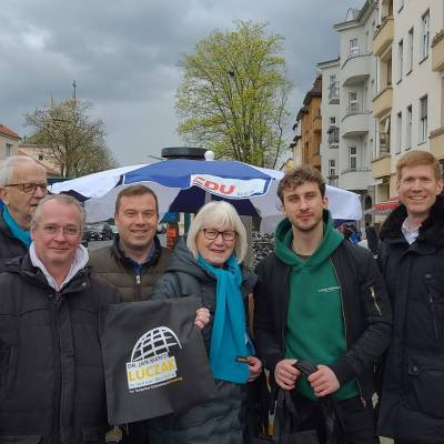 Am 2. April 2024 zeigte sich, dass der Schirm der CDU Berlin dank Andrusch mehr als nur ein Sonnenschirm fr gutes Wetter ist. Trotz zum Teil strmischem Wind und einem kurzen, aber heftigen Schauer gab es nicht nur ein gut gelauntes Gruppenfoto mit einem schicken Beutel von Jan-Marco Luczak, sondern auch viele gute Gesprche mit Neu-Berlinern und Berlinern, die schon lange hier sind.