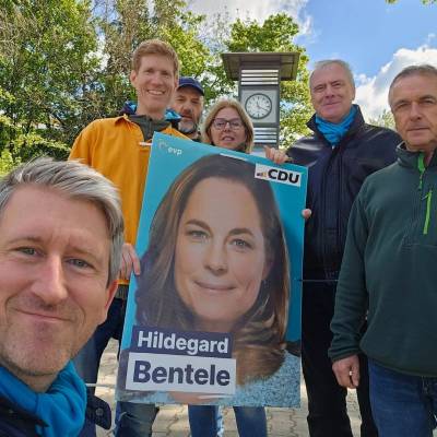 Am 20. April 2024 gab es Hildegard Bentele in Friedenau gleich zweimal ? einmal persnlich am Breslauer Platz bzw. im Caf Breslau und einmal auf dem Hildemobil. Da sie ganz Berlin im Europischen Parlament vertritt und fr das Europische Parlament in ganz Berlin kandidiert, kann sie natrlich nicht jeden Tag in allen Berliner Kiezen sein. Daher hat sich heute die CDU Friedenau darum gekmmert, dass es Hildegard nun 258 Mal in Friedenau und Schnebergsd gibt. Herzlichen Dank an Christian Schoeler, Gabriele Kstner und alle anderen Mitstreiter!