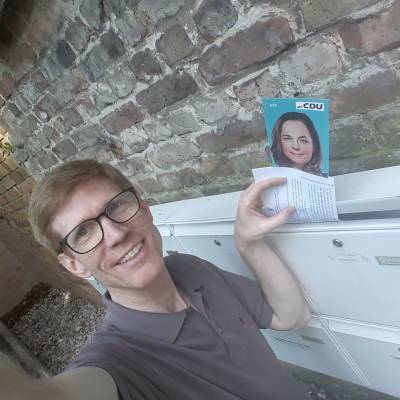 Wir sind wieder fr Sie unterwegs und verteilen fleiig Infomaterial von unserer Europaabgeordneten und ein Dankeschn von mir. Nicht nur mein Team, sondern wir alle zusammen packen an. (Foto vom 29.04.2024)