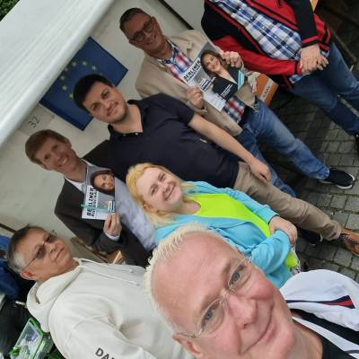 Am 5. Mai 2024 war die CDU Friedenau auf dem Gesundheitsmarkt in Friedenau. Wir danken insbesondere Christian Zander, gesundheitspolitischer Sprecher der CDU-Fraktion Berlin, und Guido Pschollkowski, gesundheitspolitischer Sprecher der CDU-Fraktion Tempelhof-Schneberg, fr die Untersttzung. Erst gab es kurz Regen, dann Sonnenschein und interessierte Besucher. Es wurden viele Themen angesprochen: Gesundheit, Rente, die Europawahlen und vieles mehr.