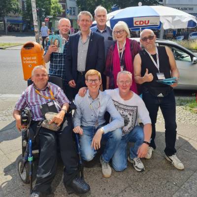Klasse, dass die Briefwahl rege genutzt wird! Jedenfalls bekamen wir am 1. Juni 2024 am Stand der CDU Friedenau schon recht hufig zu hren: 'Wir haben schon CDU gewhlt.' Trotzdem werben wir selbstverstndlich weiter bei denjenigen, die ihre Stimme noch nicht abgegeben haben, denn wir sind berzeugt, dass jede Stimme fr die CDU Berlin wichtig ist, damit Hildegard Bentele weiterhin gute Politik fr Berlin im Europaparlament machen kann und SPD, Grne und FDP knftig keine Mehrheit mehr im Europaparlament haben.