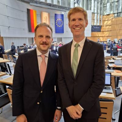 Am 6. Juni 2024 war die Prioritt der CDU-Fraktion Berlin in der heutigen Sitzung: 'Europa sichern'. Bei dieser Rederunde hat Kollege Tom Cywinski eine ganz wunderbare erste Rede gehalten, in der er zurecht herausstellte, dass wir in Berlin ganz stark von den Errungenschaften der Europischen Union profitieren. Stichworte: freier Warenverkehr und Reisefreiheit. Klar, dass die Europaflagge schon seit vielen Jahrzehnten den Plenarsaal des Abgeordnetenhauses Berlin schmckt.