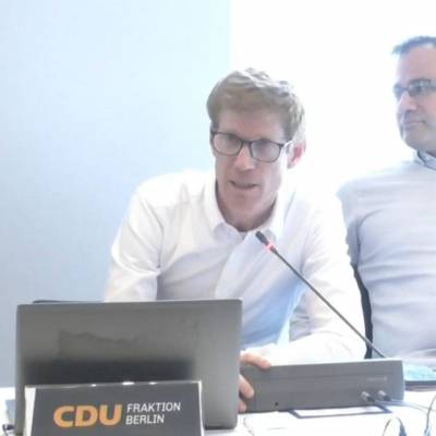 Am 27. Juni 2024 fand die erste Sitzung des Ausschusses fr Bildung, Jugend und Familie wieder mit Erki Sicem statt ? herzlich Willkommen zurck aus der Elternzeit! Schn, dass du dir Zeit fr deinen Nachwuchs genommen hast und nimmst ? so sollen Vter sein!