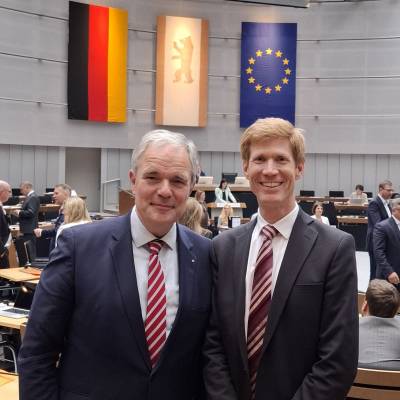 Am 4. Juli 2024 stand die Wahl von sechs neuen Richterinnen und Richtern im Verfassungsgerichtshof des Landes Berlin an, da eine Wiederwahl der Verfassungsrichter nicht zulssig ist. Insgesamt hat der Verfassungsgerichtshof neun Mitglieder. Ich bin sehr zufrieden, dass alle Kandidatinnen und Kandidaten deutlich mehr Stimmen erhielten, als notwendig, denn es war eine Mehrheit von zwei Dritteln der Mitglieder des Abgeordnetenhauses erforderlich. Ich gratuliere allen sechs zur Wahl in dieses Ehrenamt!