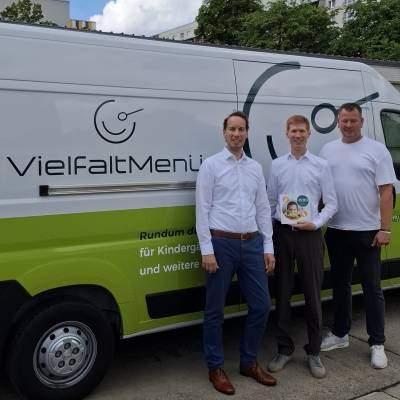 Markus Grube und Henning Schroedter von VielfaltMen zeigten mir am 11. Juli 2024 eine der beiden Kchen in Berlin, von wo aus sie Kindergrten, Schulen und Pflegeeinrichtungen beliefern. Wir sprachen ber das ? auch fr die Christlich Demokratische Union wichtig ? Thema Ernhrungsbildung. Die beiden stellten mir auch das kochende Klassenzimmer vor: eine klasse Initiative von VielfaltMen!