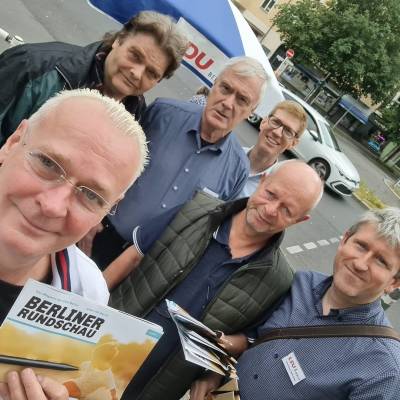 Starke Mannschaft, starke Berlinerrundschau (das Magazin der CDU Berlin) und starke Stimmung am Stand der CDU Friedenau am 14. Juli 2024.