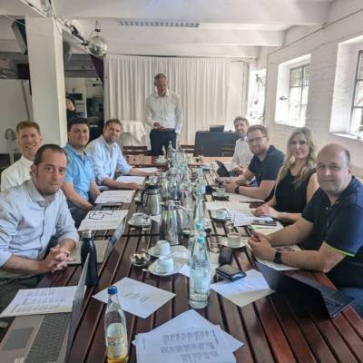 Am 19. Juli 2024 informierten sich die Mitglieder des Umwelt- und Verkehrsausschusses der CDU Fraktion Berlin ber verschiedene Projekte der Grn Berlin. Besonders im Fokus war die Sanierung des alten Lokschuppens von 1929. Um die Belastung der am strksten vom Wind betroffenen Wand zu mindern, ist ein Atelieranbau in Holzbauweise geplant, der bis 2026 fertiggestellt werden soll. Danach wird die riesige Halle hoffentlich wieder als Veranstaltungsort genutzt werden knnen.