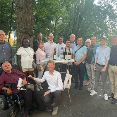 Am 27. August 2024 gab es glckliche Gesichter nach dem besonderen Mitgliederstammtisch der CDU Friedenau, bei dem alle vom groen Weinsachverstand von Eike Paulun profitierten. Er stellte verschiedene Weine aus dem Angebot des Rdesheimer Weinbrunnen vor. Ganz herzlichen Dank dafr!