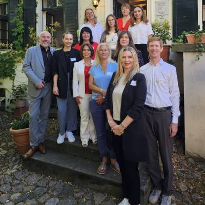 Am 28. August 2024 war ich mit fleiigen Kolleginnen auf Einladung der AWO Berlin beim Affidamento Frauenzentrum. Wir befassten uns unter anderem mit der Umsetzung der Istanbul-Konvention, einem bereinkommen des Europarats zur Verhtung und Bekmpfung von Gewalt gegen Frauen und huslicher Gewalt. Dieses Thema bleibt auch 19 Jahre nach der Ermordung von Hatun Src durch ihren Bruder in der Oberlandstrae in Tempelhof-Ost von groer Bedeutung. Vielen Dank fr die Einladung, den guten Austausch und an die Fachkrfte fr ihre wertvolle Arbeit!