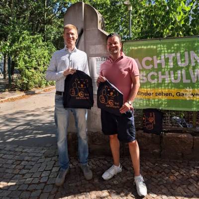 Am 7. September 2024 beginnt fr die diesjhrigen ABC-Schtzen ein neuer Lebensabschnitt. Auch fr die Familien ist es ein ganz besonderer Tag. Die CDU Friedenau gratuliert und wnscht viel Spa und Erfolg in der Schule. Die Kinder erhalten Turnbeutel, in denen dieses Jahr ein Mitmachbuch ber das Elektrohandwerk enthalten ist, spendiert von der MIT Tempelhof-Schneberg. Zudem sind wieder Tipps fr den Schulanfang von unserem Freund und Bundestagsabgeordneten Jan Marco Luczak dabei. Herzlichen Dank an alle, die dafr gesorgt haben, dass wir an allen fnf Grundschulen im Bereich des Ortsverbandes Friedenau den Kindern gratulieren konnten!
