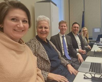 Wichtig ist der Hinweis auf den Plakaten wegen des neuen Wahlrechts: Beide Stimmen fr die CDU. Denn Direktmandate zhlen jetzt nur noch, wenn sie durch die Zweitstimmen gedeckt sind.