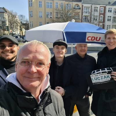 Am 22. M�rz herrschten strahlender Sonnenschein und gute Stimmung am Stand der CDU Friedenau, denn die Koalitionsverhandlungen zwischen CDU und SPD hatten begonnen. Aus Berlin ist unter anderem der Tempelhof-Sch�neberger Bundestagsabgeordnete und frisch gew�hlte Vorsitzende der Landesgruppe der Berliner Unionsabgeordneten, Jan-Marco Luczak, mit dabei.