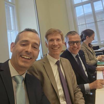 Am 11. Juni 2025 gab es fr�hliche Gesichter bei Timur Husein, Alexander J. Herrmann und mir zu Beginn der Sitzung des Rechtsausschusses im Abgeordnetenhaus Berlin. Senatorin Dr. Badenberg berichtete �ber sp�rbare Verbesserungen bei den Verfahren am Verwaltungsgericht. Auch hier zeigt sich: Die CDU Berlin wirkt. Besonders erfreulich ist, dass durch unsere Initiativen zus�tzliche Kapazit�ten geschaffen werden konnten, die inzwischen genutzt werden.