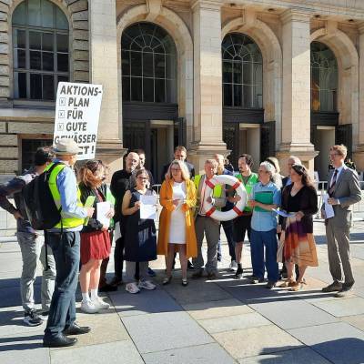 Am 19. Juni 2025 trafen wir uns zusammen mit Senatorin Ute Bonde, meinen Kolleginnen und Kollegen der CDU-Fraktion Berlin sowie weiteren Ausschussmitgliedern vor Beginn der Sitzung des Ausschusses f�r Umwelt- und Klimaschutz mit Christian Schweer und anderen Engagierten vom Wassernetz Berlin. Neben dem Austausch erhielten die Mitglieder des Abgeordnetenhauses Berlin Handlungsempfehlungen zur Umsetzung der Wasserrahmenrichtlinie im Land Berlin. Und unser Kollege Michael Efler ging nach dem Treffen nicht ohne einen Rettungsring nach Hause.
