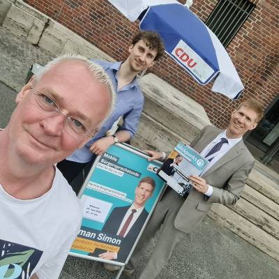 Am 24. Juni 2025 herrschte ordentlicher Wind, aber angenehme Temperaturen am Stand der CDU Tempelhof-Sch�neberg. Es gab viele gute Gespr�che, und die aktuelle Ausgabe des Blickpunkt TS, dem Magazin der CDU Tempelhof-Sch�neberg mit Bundeskanzler Friedrich Merz auf dem Titelblatt, stie� auf gro�es Interesse. Wir freuten uns �ber den Politikwechsel in der Bundespolitik und hatten zudem aktuelle Informationen unseres Bundestagsabgeordneten Jan-Marco Luczak dabei.