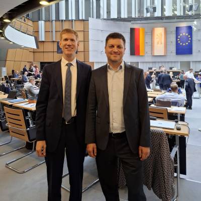 Am 26. Juni 2025 stand der Kinder- und Jugendschutz im Fokus der Sitzung des Abgeordnetenhauses Berlin. Die CDU-Fraktion Berlin brachte gemeinsam mit der SPD-Fraktion einen Antrag ein, um den Verkauf von Lachgas zum Schutz von Kindern und Jugendlichen st�rker einzuschr�nken.

Unser Redner Christian Zander machte deutlich, dass Lachgas zunehmend von Jugendlichen als Rauschmittel missbraucht wird ? mit teils gravierenden gesundheitlichen Folgen. F�r uns sind europ�ische Partner wie die Niederlande und D�nemark Vorbilder, die den Verkauf bereits gesetzlich reguliert haben.