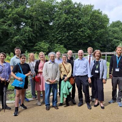 Am 18. Juli 2025 besuchten wir mit den Kolleginnen und Kollegen des Ausschusses f�r Umwelt- und Klimaschutz das Botanische Museum Berlin. Wir erhielten spannende Einblicke in die Arbeit, unter anderem mit historischen Sammlungen von Alexander von Humboldt und der Saatgutbank, die noch heute Grundlagen der Forschung bilden. Besonders erfreulich: Rund 2.000 Sch�lerinnen und Sch�ler nutzen j�hrlich die speziellen Angebote des Hauses. Herzlichen Dank an Prof. Dr. Borsch und das gesamte engagierte Team f�r ihre Arbeit f�r Berlin!