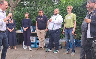 Am 28. Juli 2025 feierten die Ortsverb�nde CDU Sch�neberger Westen, CDU Kleistpark, CDU Innsbrucker Platz, CDU Friedenau, CDU Neu-Tempelhof und CDU Alt-Tempelhof ihr Sommerfest. Unser Kreisvorsitzender und Bundestagsabgeordneter Jan-Marco Luczak gr��te die G�ste, und bei gutem Essen, Trinken, Stimmung und Gespr�chen war das Fest ein voller Erfolg.

Herzlichen Dank an alle, die beim Aufbau, Abbau und f�r das leibliche Wohl geholfen haben sowie an alle, die Salate oder Kuchen gespendet haben.