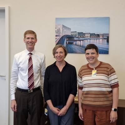 Am 29. August 2025 stand ein Austausch im Berliner Abgeordnetenhaus mit Vertreterinnen von MitWirkung ? Perspektiven f�r Familien von Gesundheit Berlin-Brandenburg e.V. auf dem Programm. Gemeinsam diskutierten wir, wie die Berliner Strategie gegen Kinderarmut weiter umgesetzt werden kann. Herzlichen Dank f�r das Gespr�ch und vor allem f�r das wertvolle Engagement f�r die Kinder in unserer Stadt.