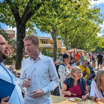 Am 7. September 2025 fand das Sommerfest im Kiez Germaniagarten in der Holzmannstra�e statt. F�r die Kinder gab es H�pfburg, Kinderschminken, Kletterturm und Fu�balldart, auf der B�hne spielte gute Musik, und zahlreiche Gelegenheiten zum Gespr�ch wurden intensiv genutzt ? unter anderem von T.S. Gestalten und mir. Vielen Dank an die Organisatoren, alle Helferinnen und Helfer sowie an alle Besucherinnen und Besucher, die diesen Nachmittag so besonders gemacht haben.